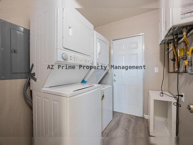 Building Photo - 5521 W Palmaire Ave