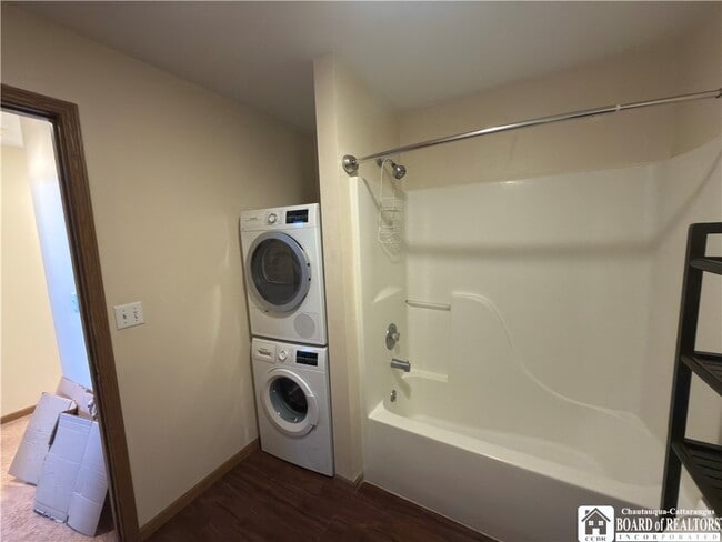 Building Photo - 100-104 E 3rd St