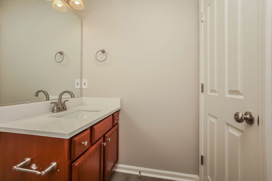 Building Photo - 606 Martinsdale Ct