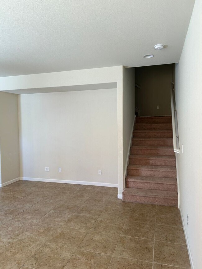 Building Photo - **READY FOR MOVE IN** Somersett Townhome