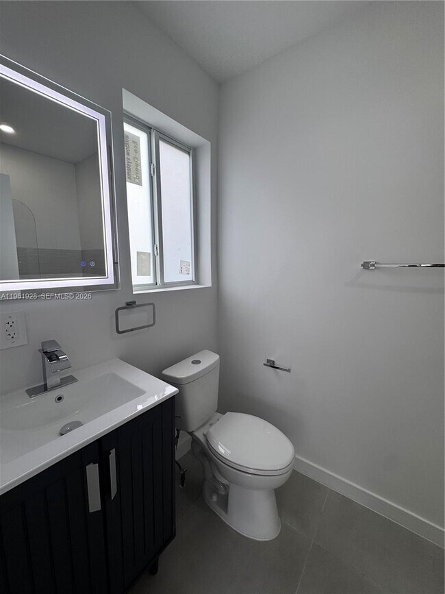 Building Photo - 2855 Royal Palm Ave