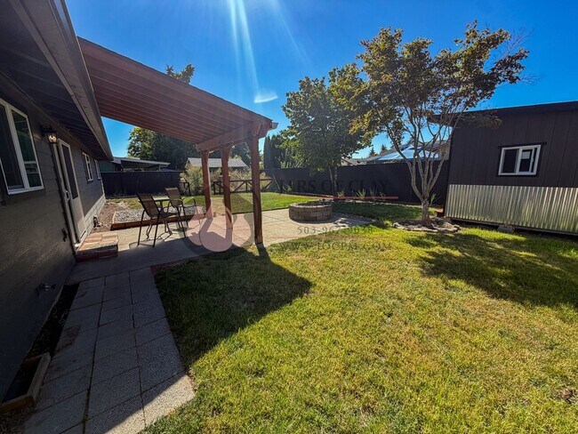 Building Photo - Updated 3 Bed / 2 Bath Salem Home with Central A/C, Fenced Yard & Included Landscaping!