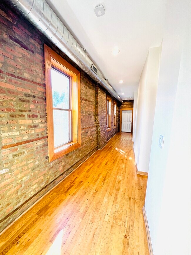Building Photo - 1639 W 21st Pl
