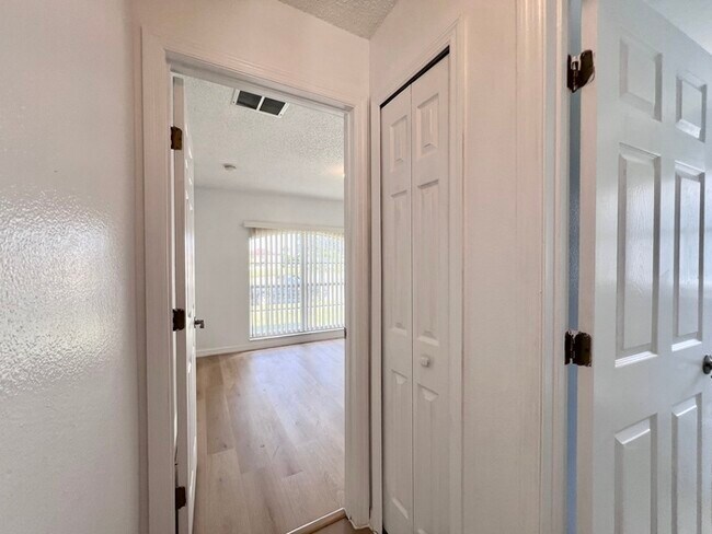 Building Photo - Beautifully Updated 3 bedroom 2 bath home ...