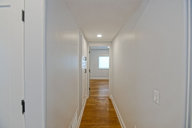 Building Photo - Remodeled, Bright & Spacious, 2400 Sq Ft D...