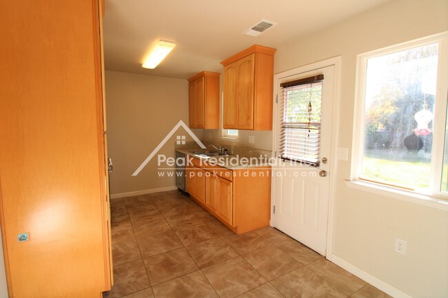 Building Photo - Updated 2bd/1ba Orangevale Duplex with Gar...