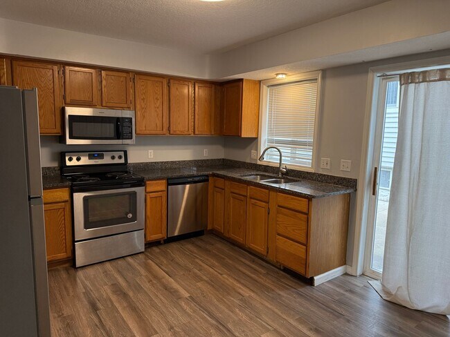 Building Photo - Three bedroom townhome near downtown NW Rochester MN