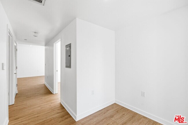 Building Photo - 11408 W Sarah St