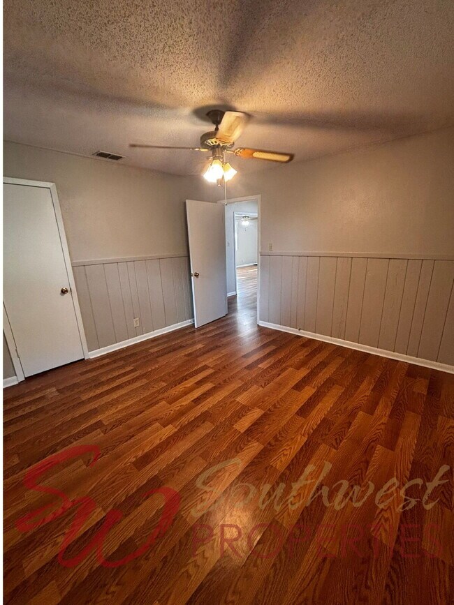 Building Photo - Cozy 2 Bed, 1 Bath Home