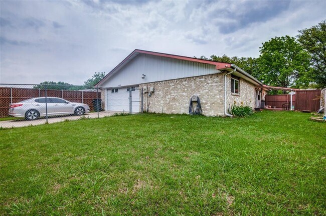 Building Photo - 1840 Paxton Dr