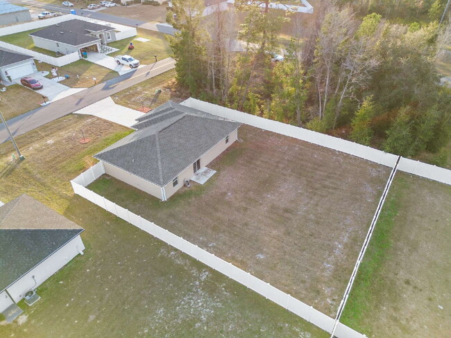 Building Photo - 3BR, 2BA Available Now with Fenced Yard and New Floors, North Marion Oaks