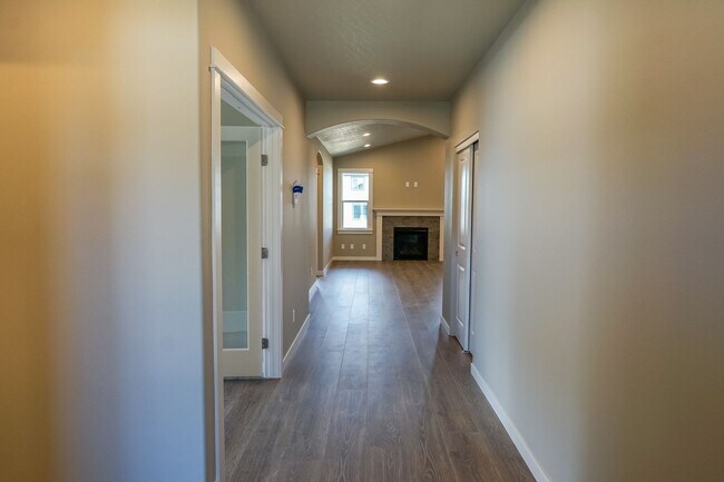 Building Photo - 3 bedroom 2 bath -3 car garage!