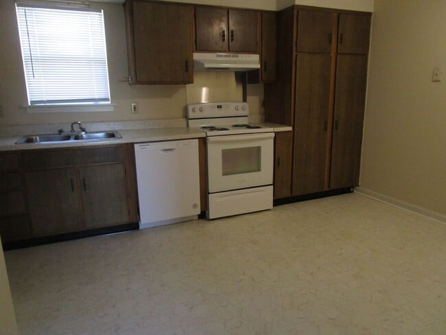 Building Photo - 2 Bedroom, 2 Bath - Water Included
