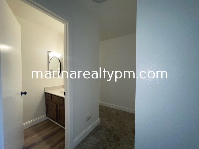 Building Photo - Two Story Crockett Condo Two-Off Street Pa...