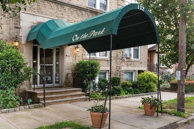 Building Photo - 122 W 39th St