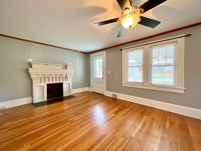 Building Photo - Charming West Asheville Home!