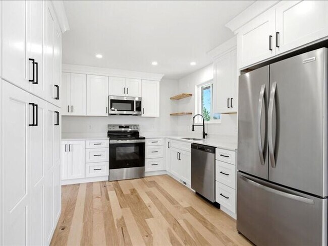 Building Photo - BOUNTIFUL New Remodeled 4 bed 3 bath home