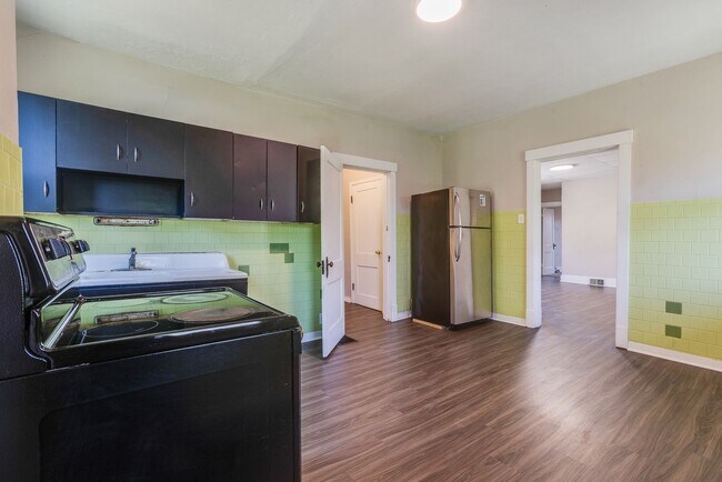 Building Photo - AVAILABLE APRIL 2026