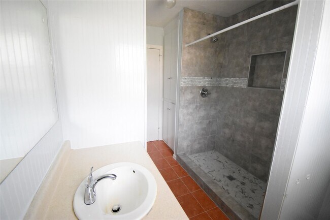 Building Photo - 1706 Oaks Dr