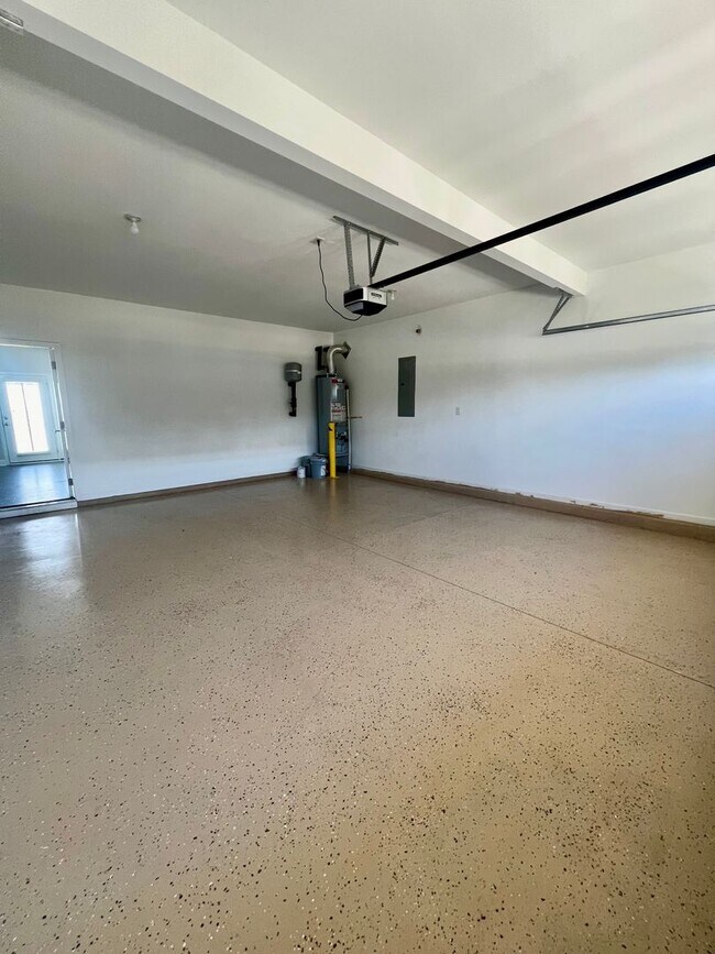 Building Photo - Stunning 4BR 3BA Home in Colfax