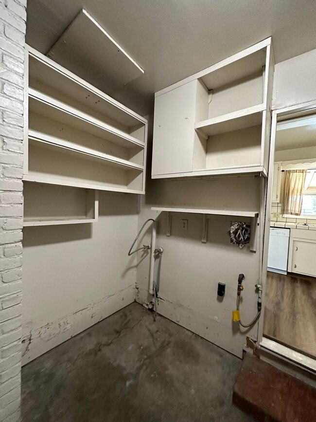 Building Photo - No Deposit