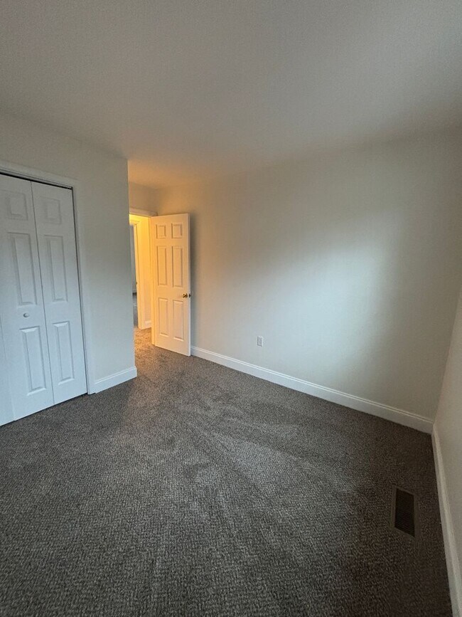 Building Photo - Pristine & Move-In Ready Townhome in Olde Forge!