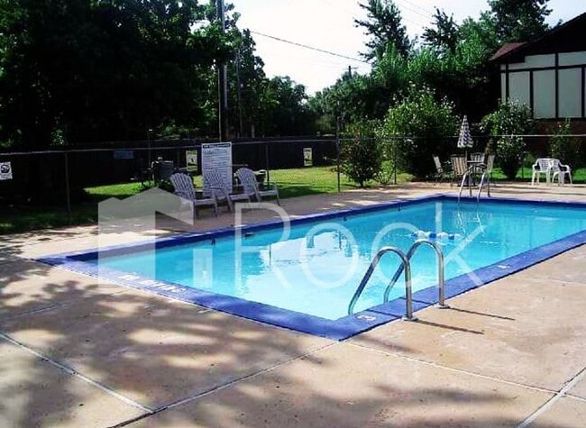 Building Photo - 2 Bedroom Townhome with All Appliances Included!