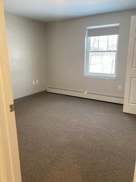 Building Photo - 95 Village St