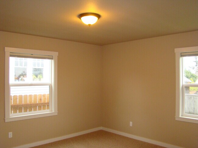 Building Photo - PRICE DROP! 3 bedroom, 2 bath home