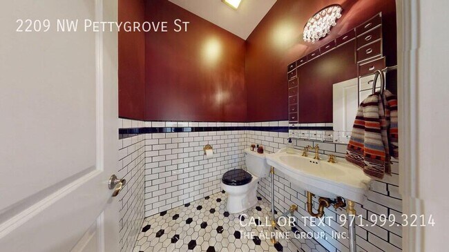 Building Photo - 2209 NW Pettygrove St