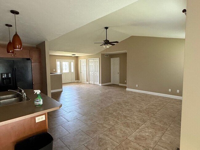 Building Photo - 417 DALHLIA