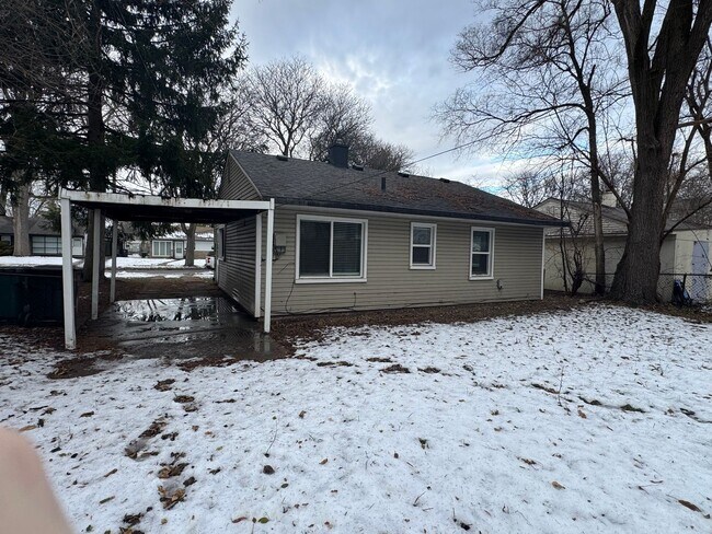 Building Photo - 2 bedrooms oak park gem