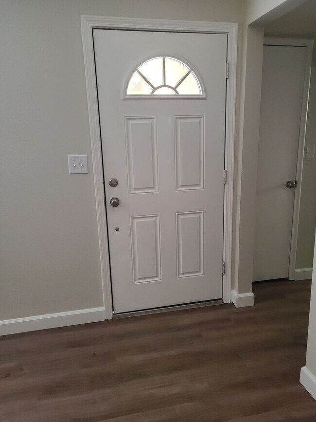 Building Photo - 139 W Lassen Ave