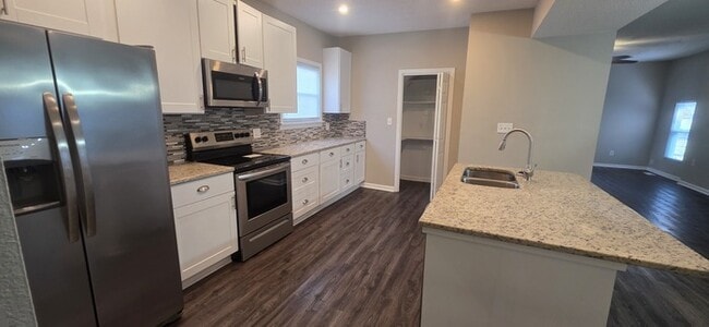 Building Photo - Welcome to this charming 3-bedroom, 2-bath...