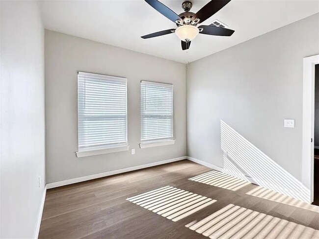 Building Photo - 2012 Willow Pl