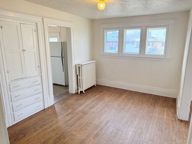 Building Photo - 411 W Washington Ave