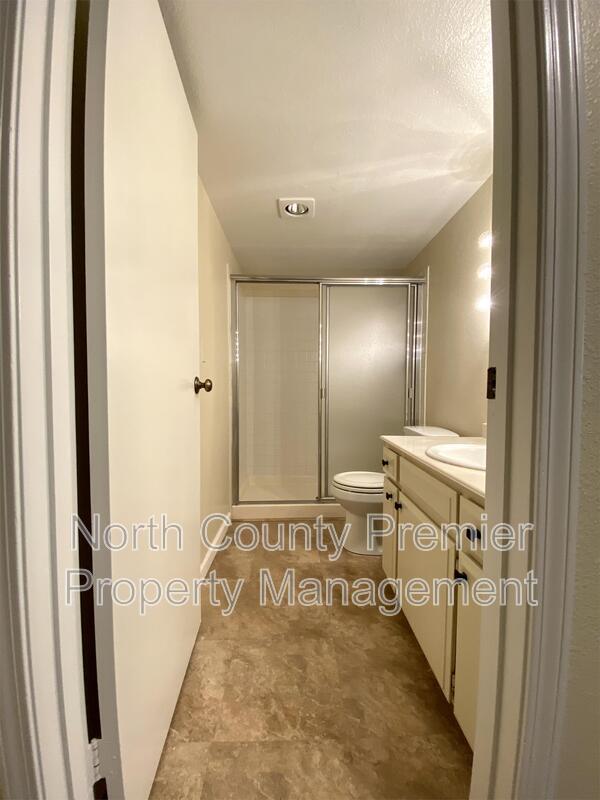 Building Photo - 2420 Torrey Pines Rd