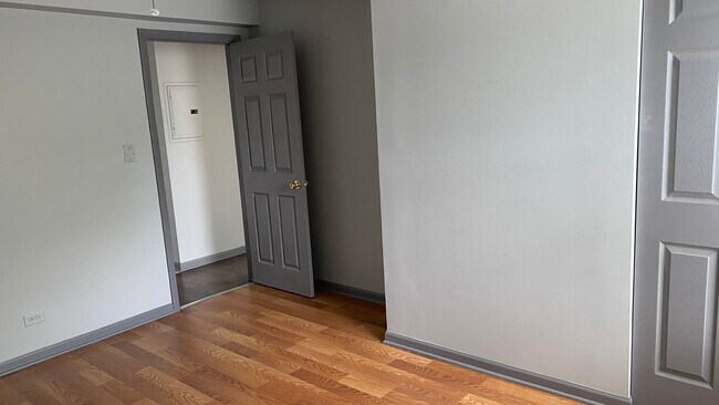 Building Photo - 8720 S Roberts Rd