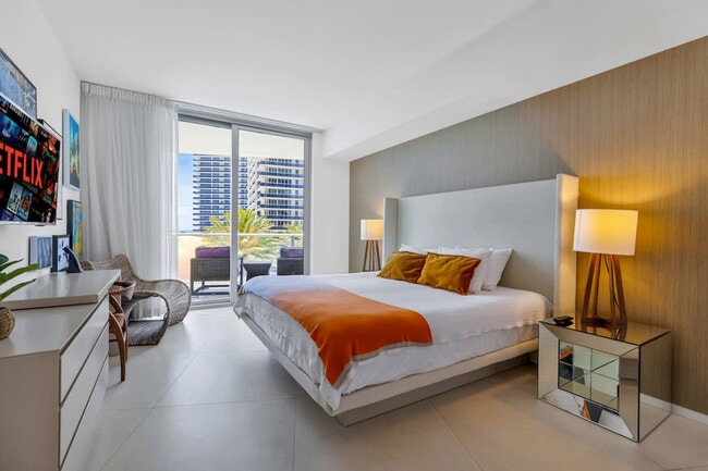 Building Photo - 4011 S Ocean Dr