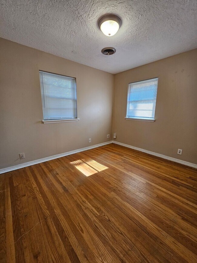 Building Photo - (3) Bed/(1.5) Bath in Core Norman Avail No...