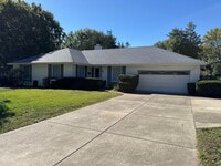 Building Photo - 3 Bedroom 2 Bath 2 Car Garage! Southeast! ...