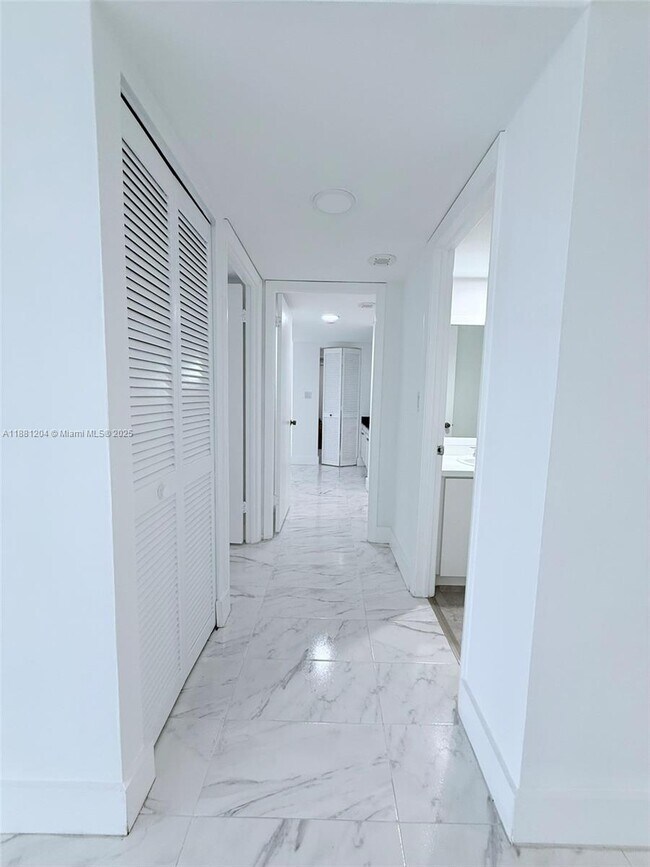 Building Photo - 1925 Brickell Ave