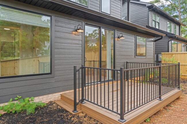 Building Photo - Medford Mews, Carriage House 321