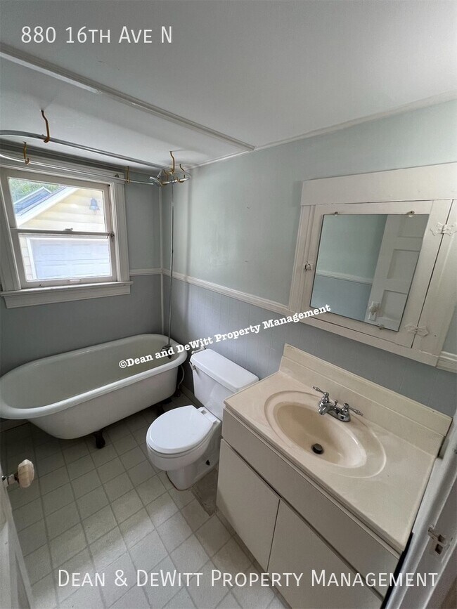 Building Photo - 880 16th Ave N