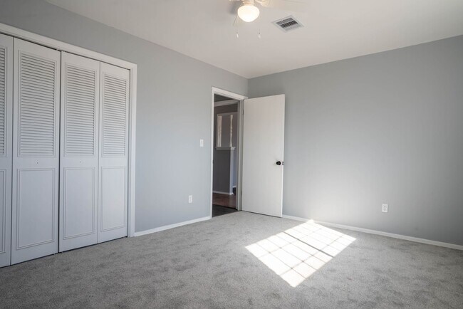 Building Photo - 4 Bedroom Home Available For Immediate Move In!!