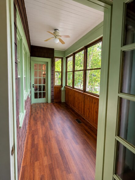 Sunroom - 715 Douglas St