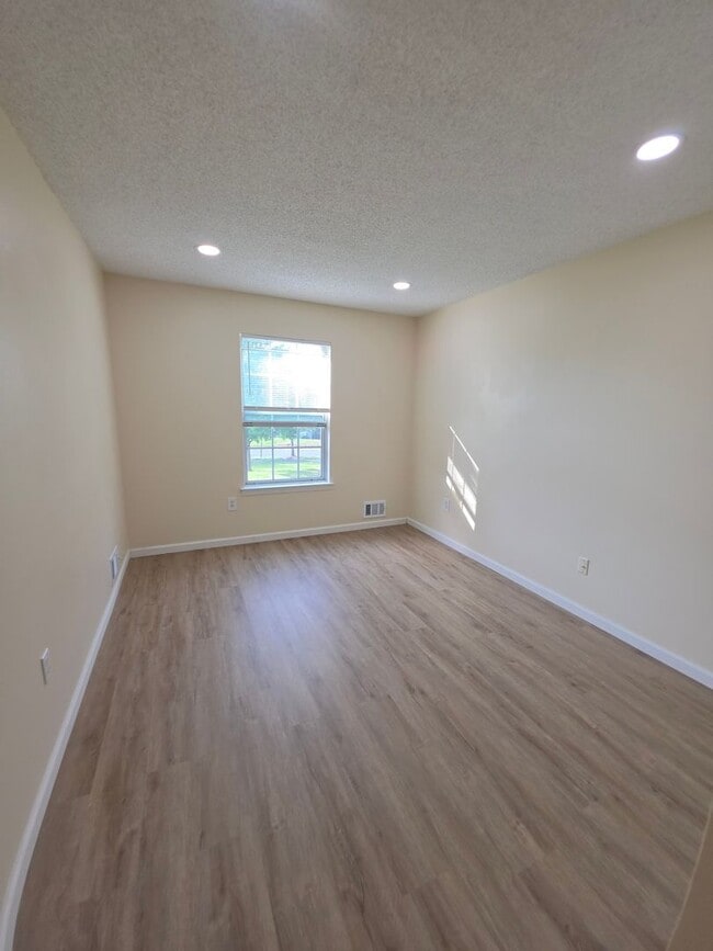 Building Photo - 12 Amberly Ct