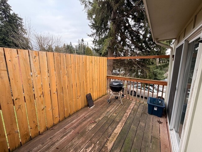 Building Photo - Fully Furnished 2 bed, 1 bath w/ Garage in Puyallup!