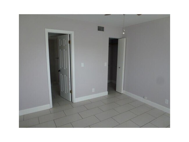 Building Photo - 21895 Lake Forest Cir