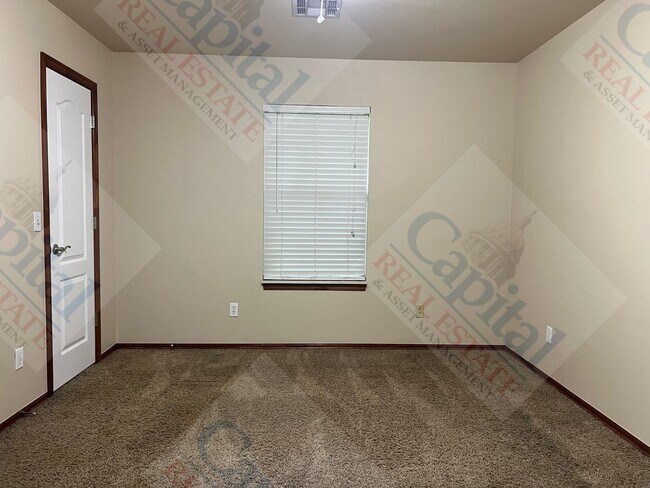 Building Photo - Spacious Duplex in Harrah